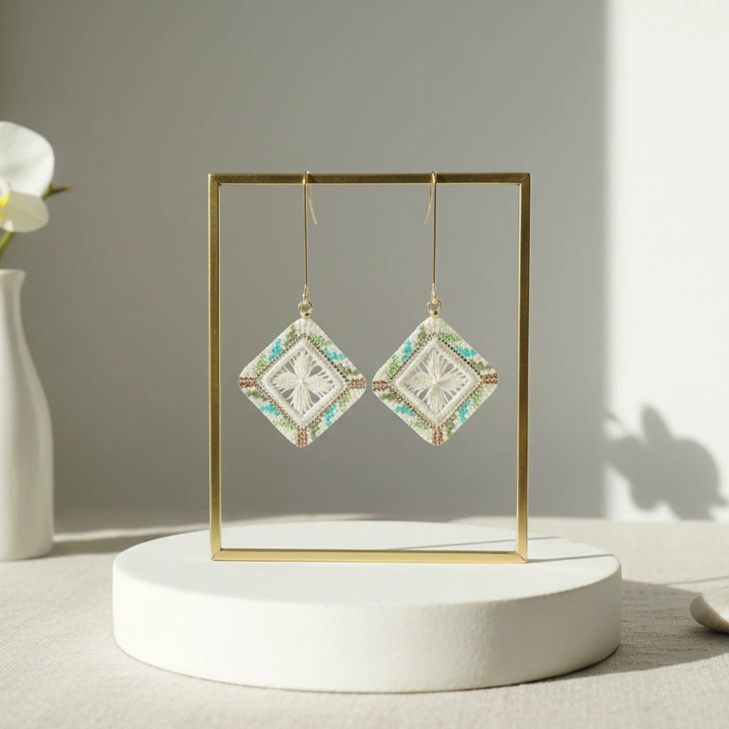 Boucles d'oreilles brodées - Motif fleur blanc pastel brodandchic