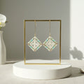 Boucles d'oreilles brodées - Motif fleur blanc pastel brodandchic