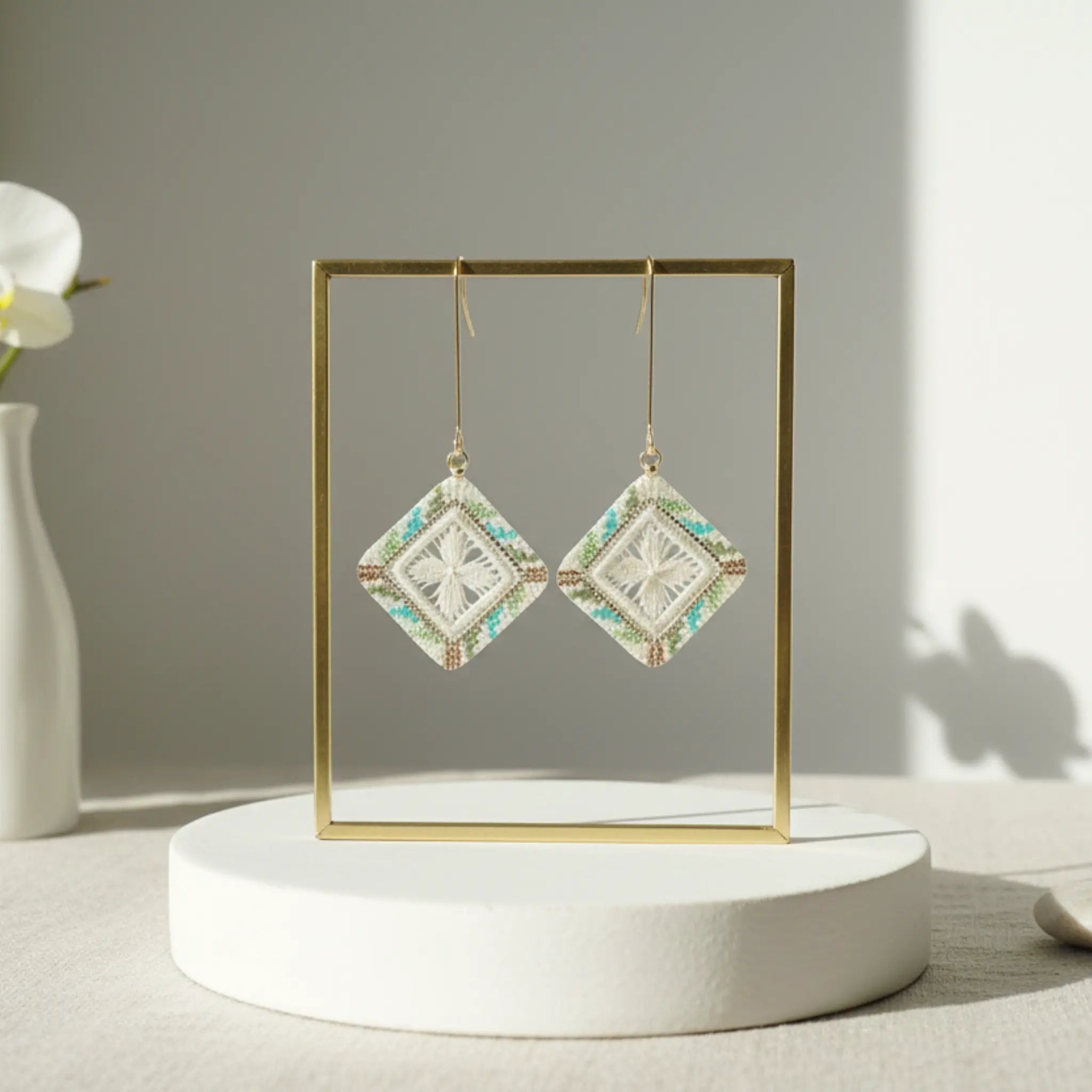 Boucles d'oreilles brodées - Motif fleur blanc pastel brodandchic