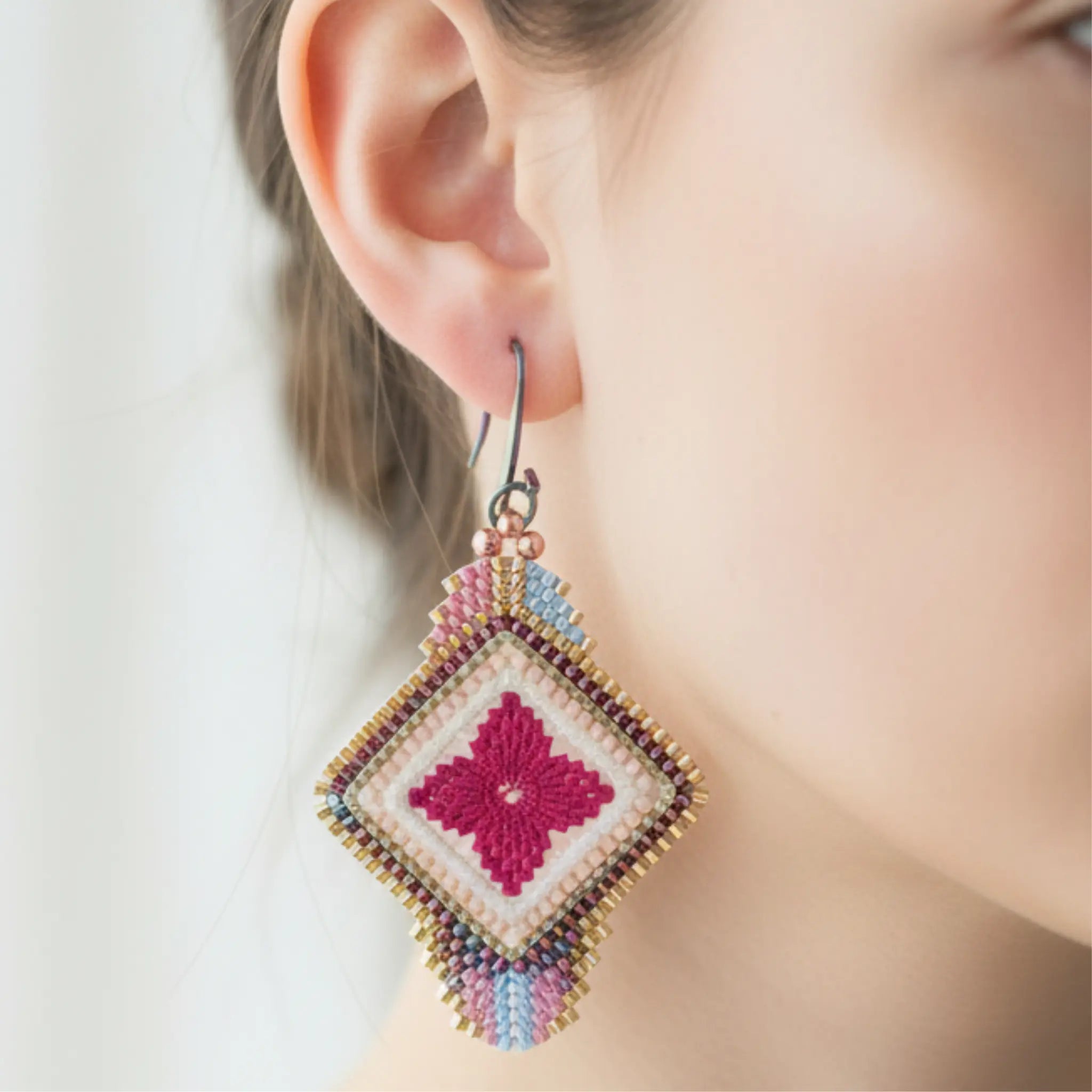 Boucles d'oreilles brodées - Motif fleur fuchsia brodandchic