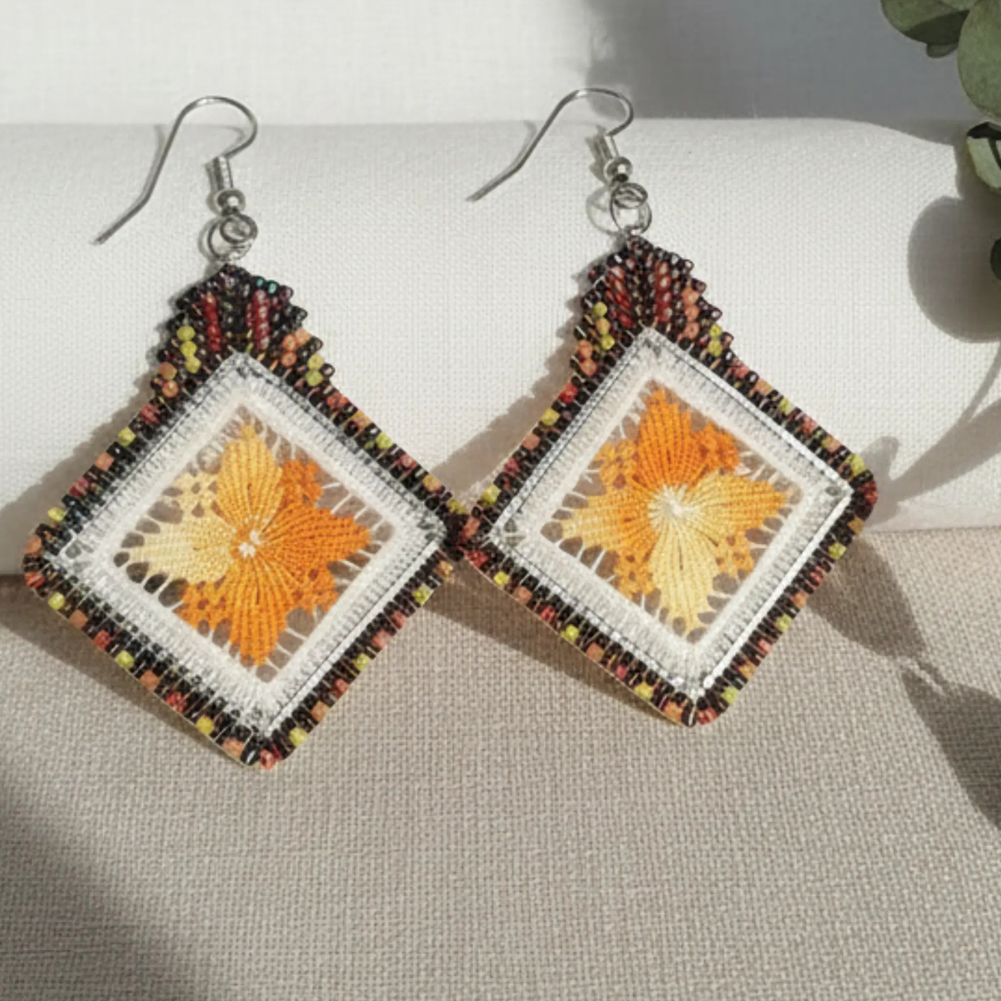 Boucles d'oreilles brodées - Motif fleur orange solaire brodandchic