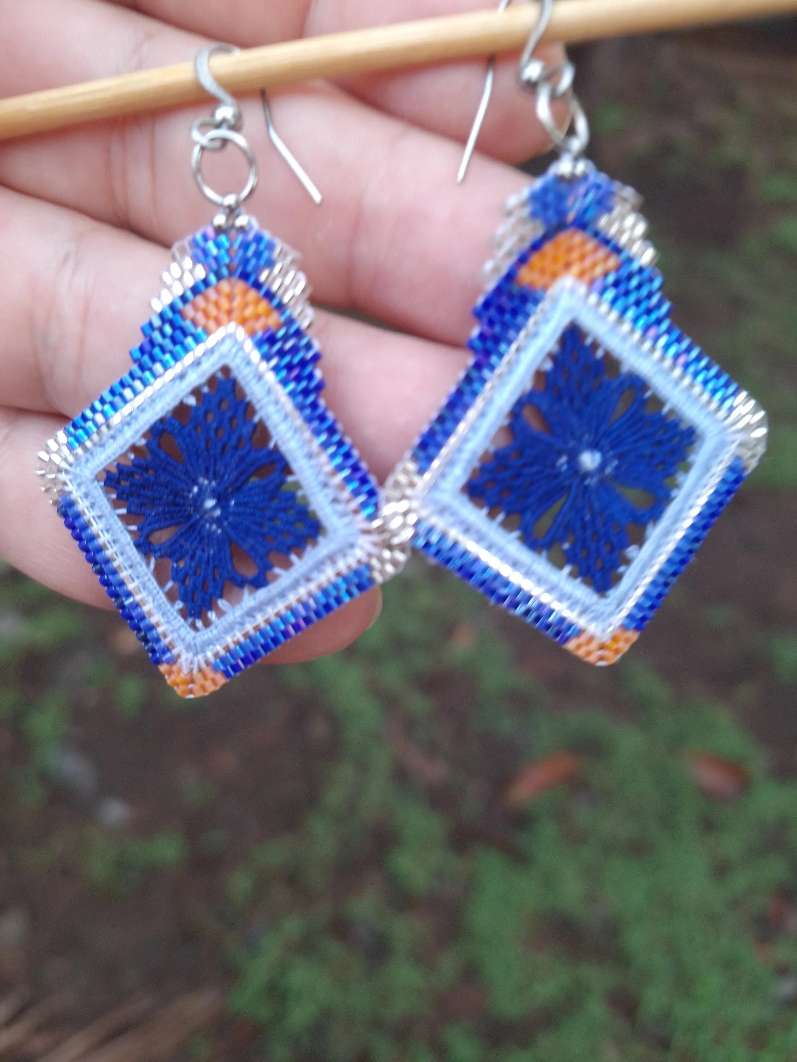 Boucles d'oreilles brodées - Motif fleur bleu roi brodandchic