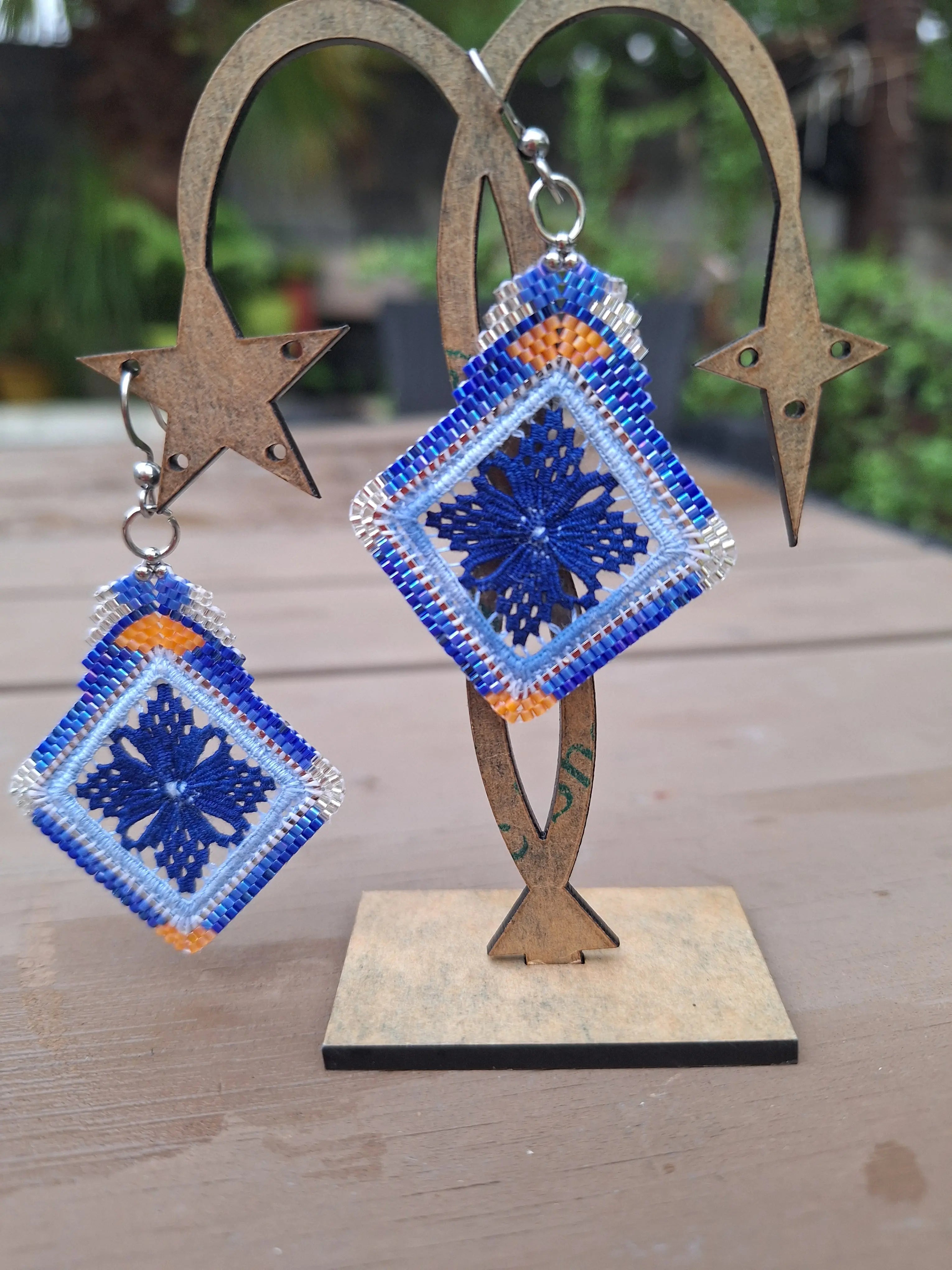 Boucles d'oreilles brodées - Motif fleur bleu roi brodandchic