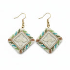 Boucles d'oreilles brodées - Motif fleur blanc pastel brodandchic