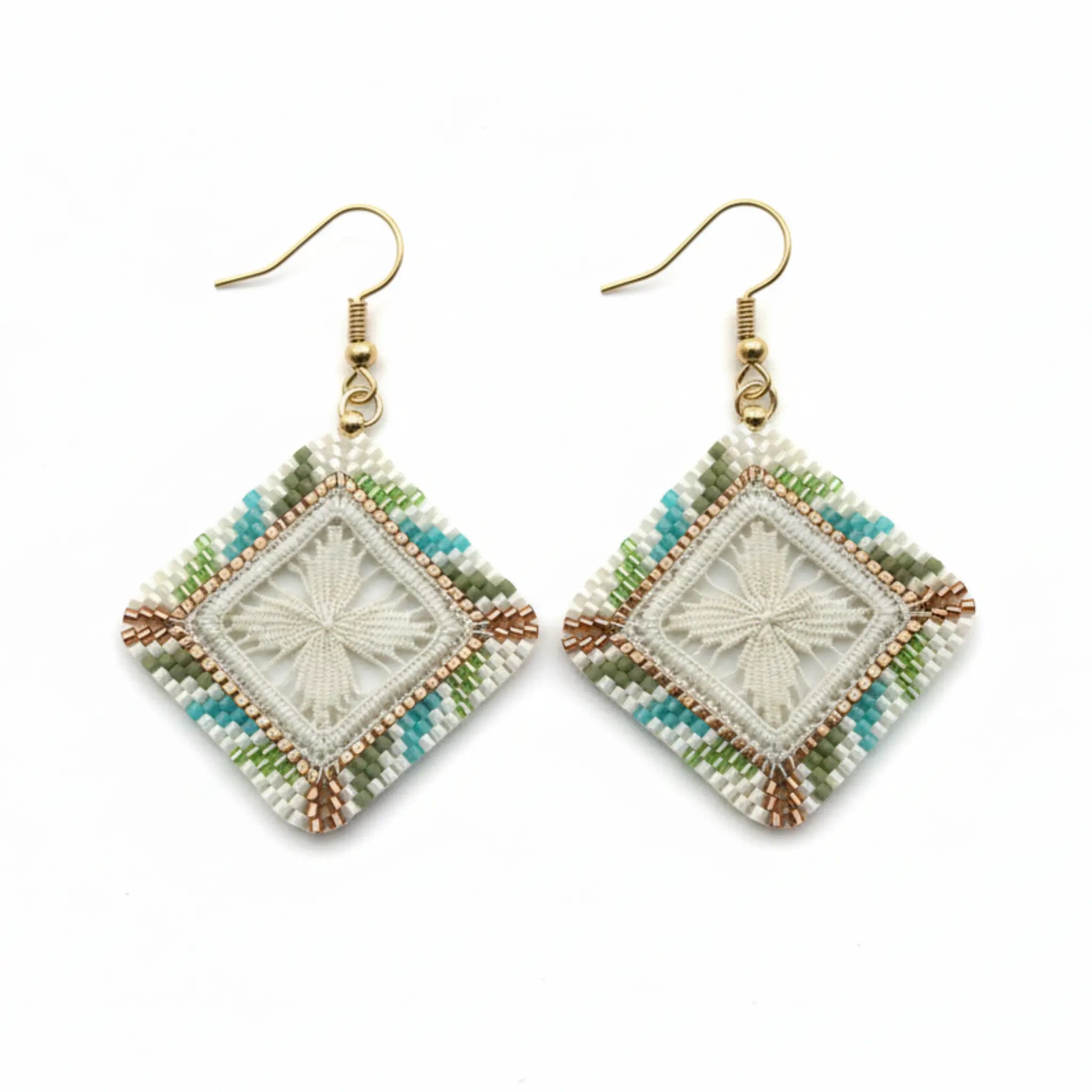 Boucles d'oreilles brodées - Motif fleur blanc pastel brodandchic