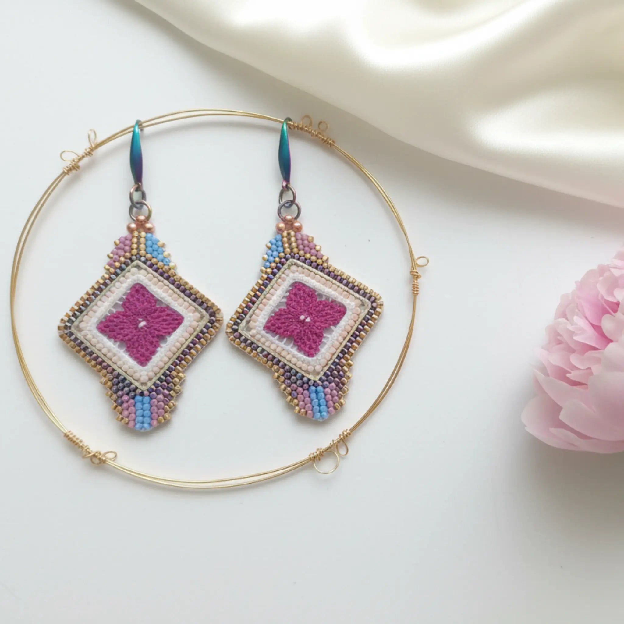 Boucles d'oreilles brodées - Motif fleur fuchsia brodandchic