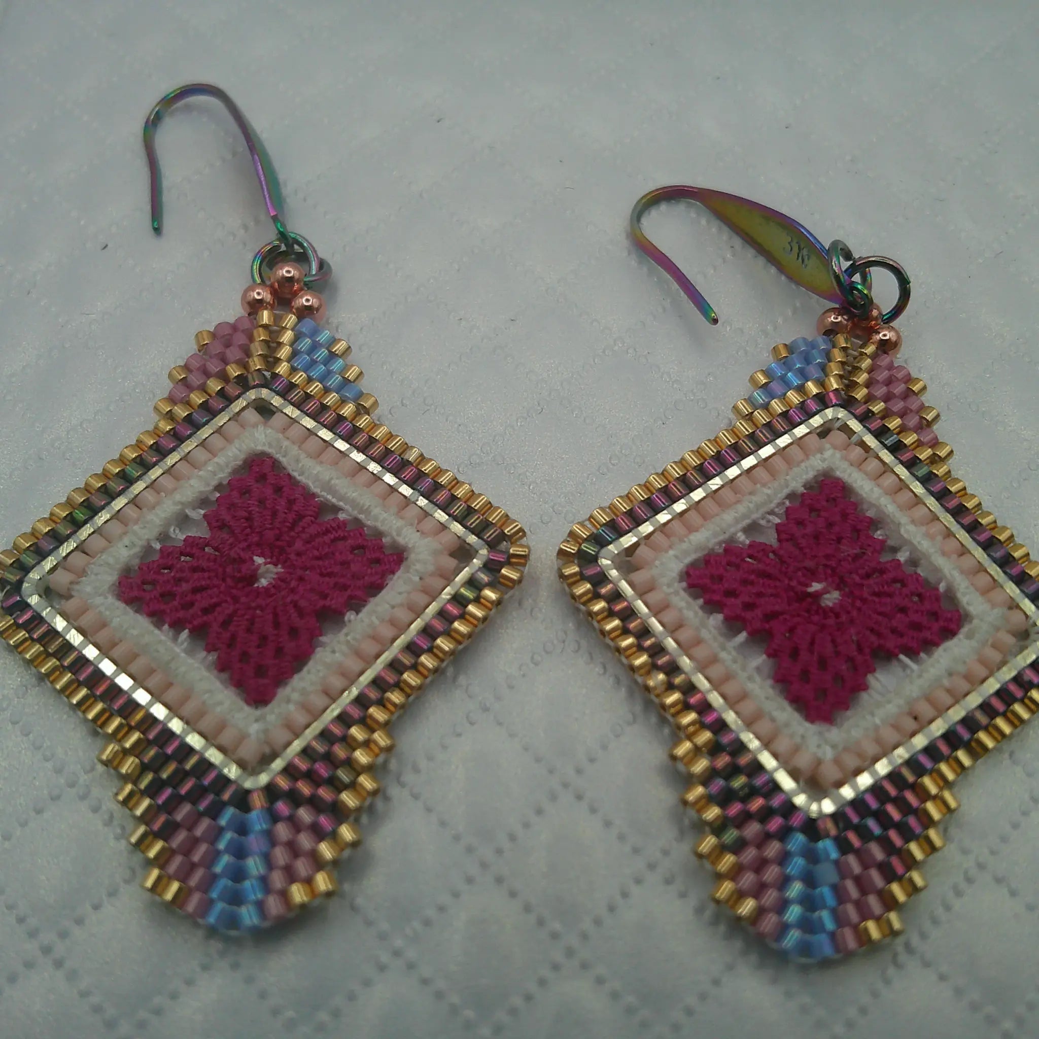 Boucles d'oreilles brodées - Motif fleur fuchsia brodandchic