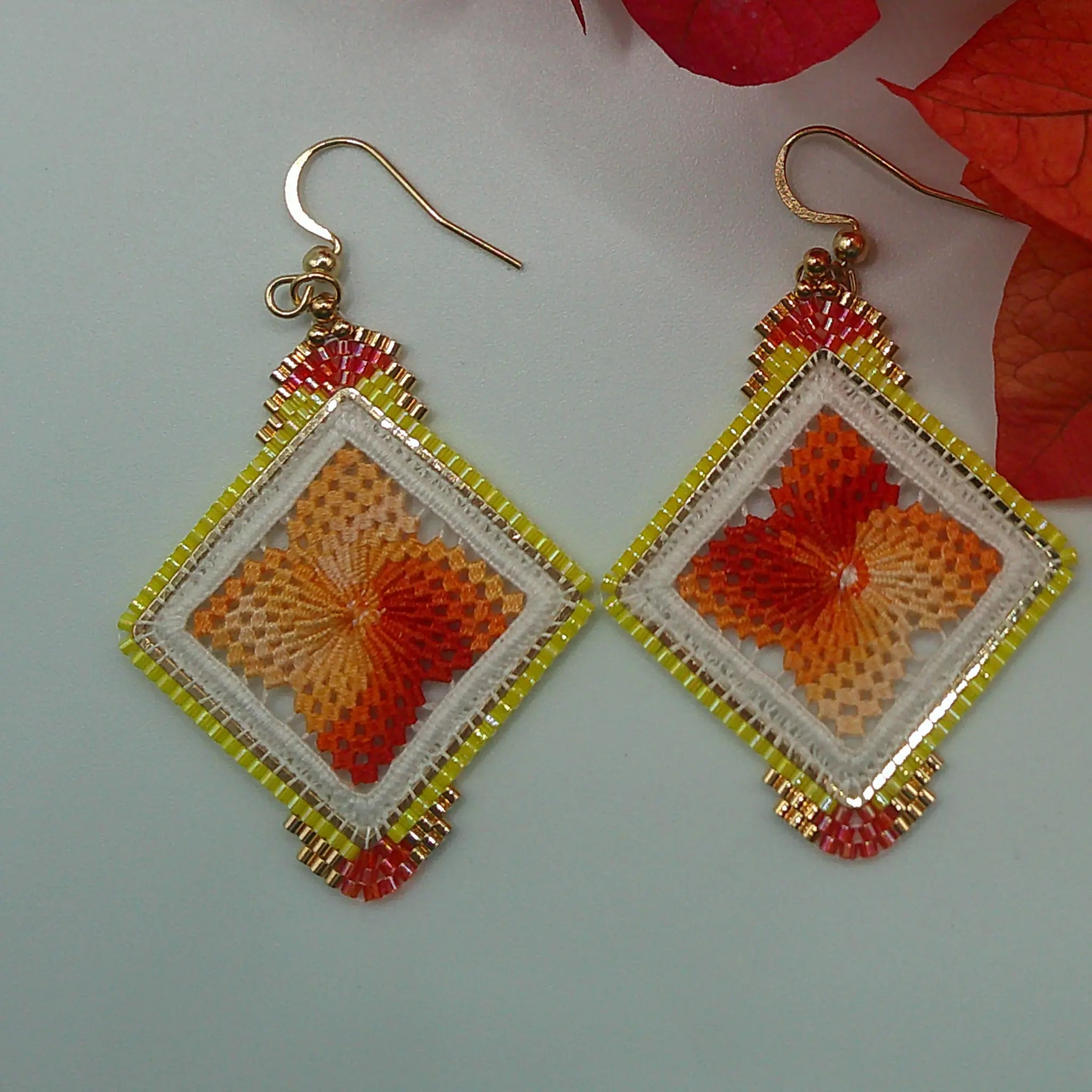 Boucles d'oreilles brodées - Motif fleur  orange dégradé brodandchic