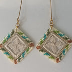 Boucles d'oreilles brodées - Motif fleur blanc pastel brodandchic