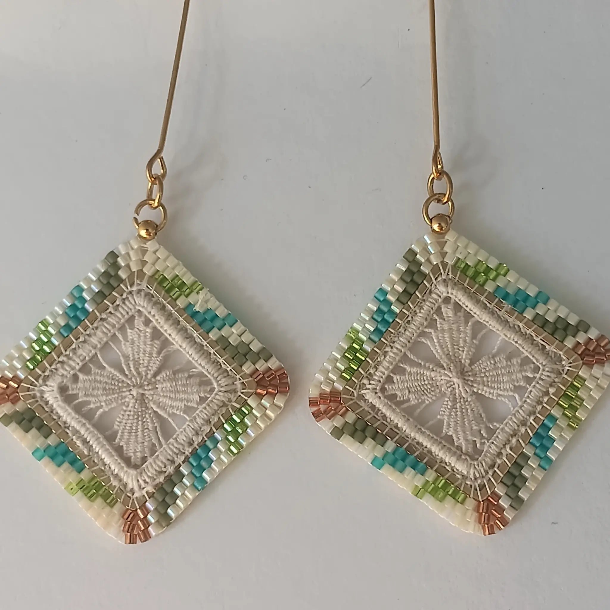 Boucles d'oreilles brodées - Motif fleur blanc pastel brodandchic