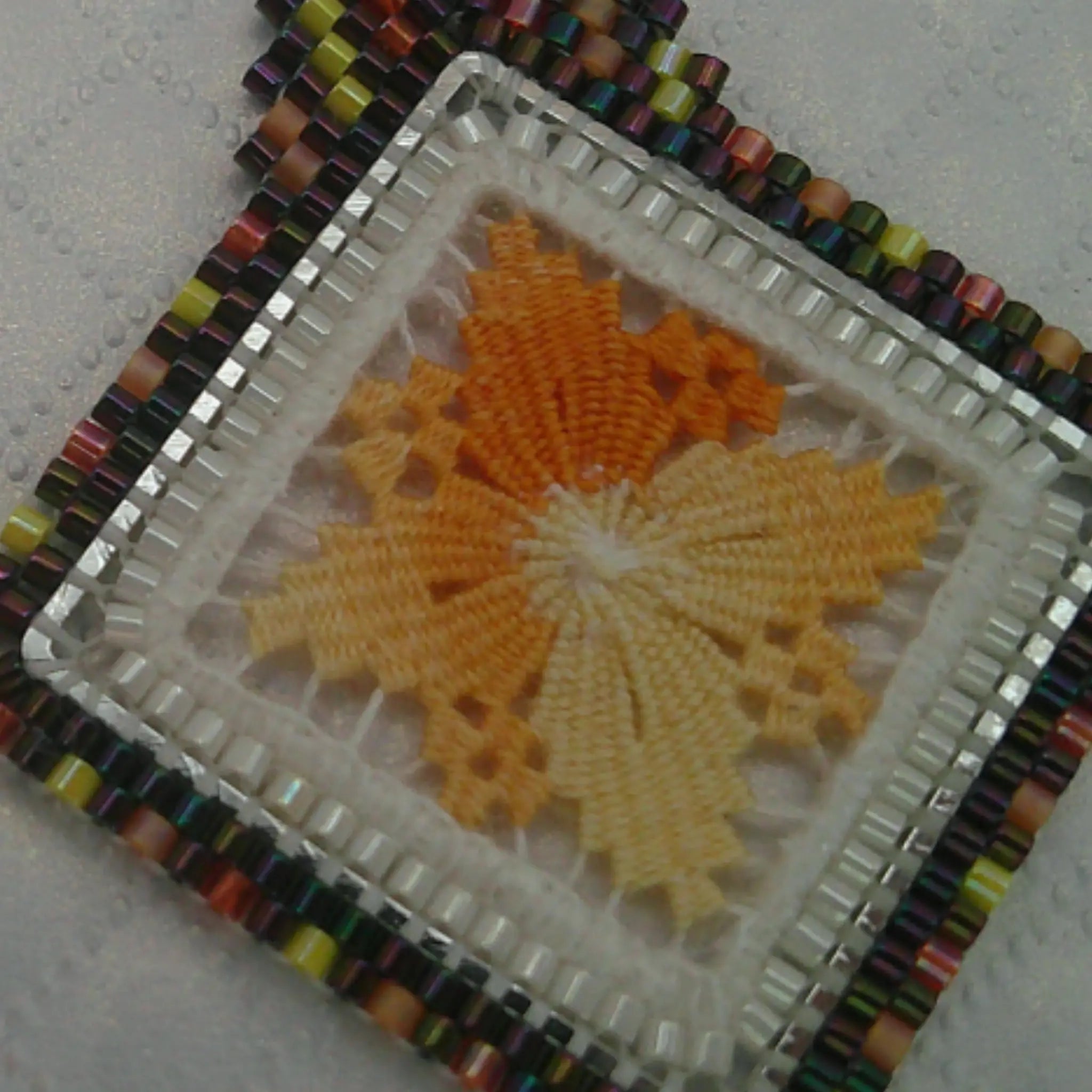 Boucles d'oreilles brodées - Motif fleur orange solaire brodandchic