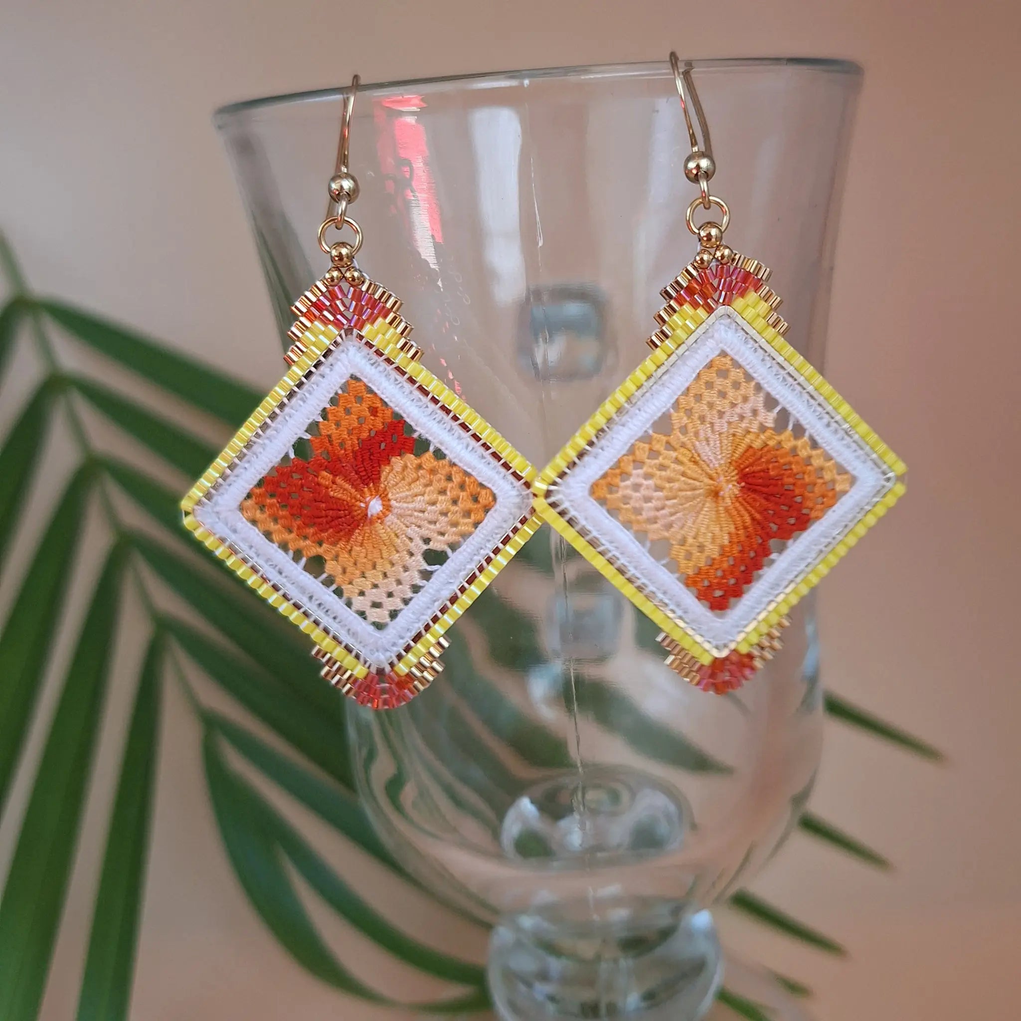 Boucles d'oreilles brodées - Motif fleur  orange dégradé brodandchic