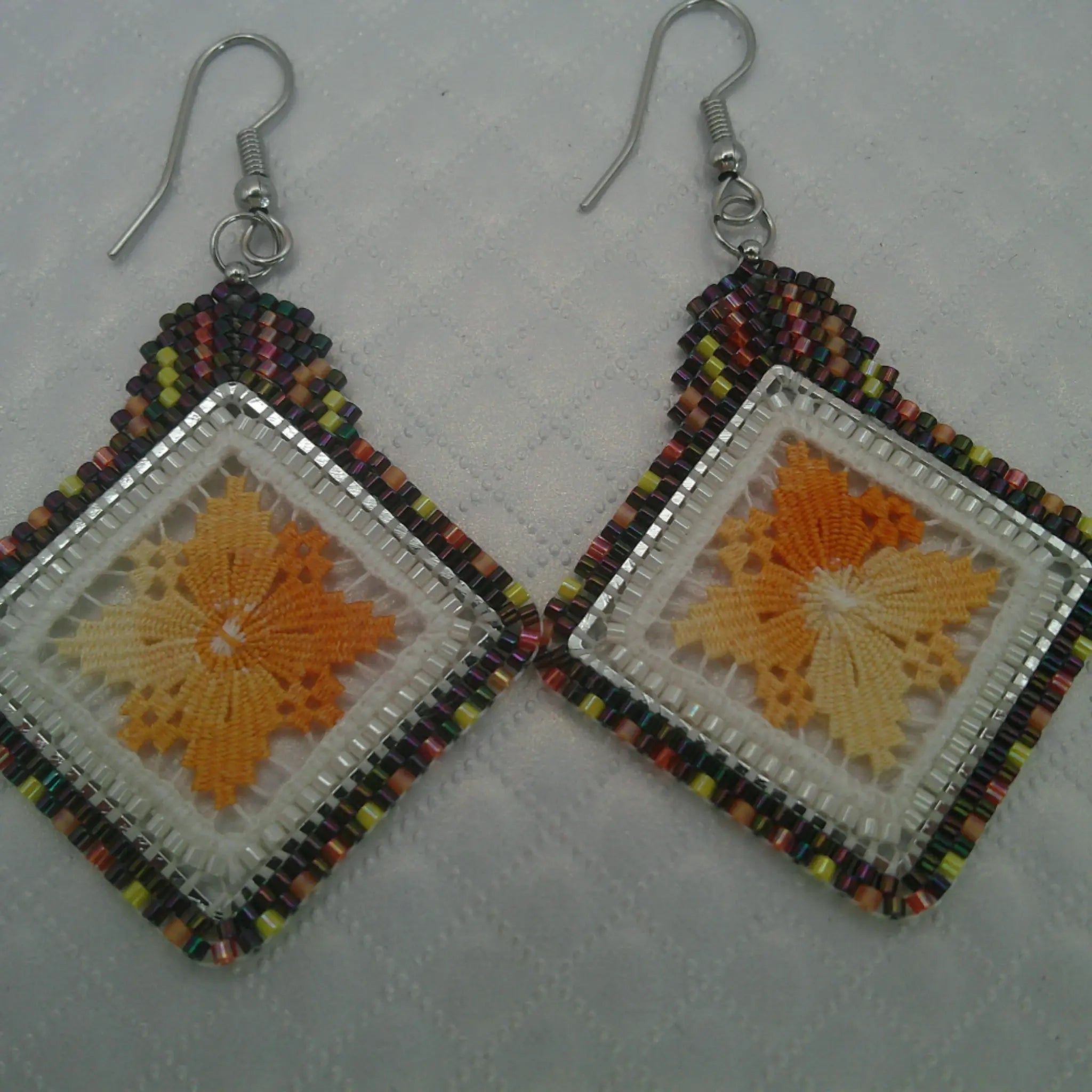 Boucles d'oreilles brodées - Motif fleur orange solaire brodandchic