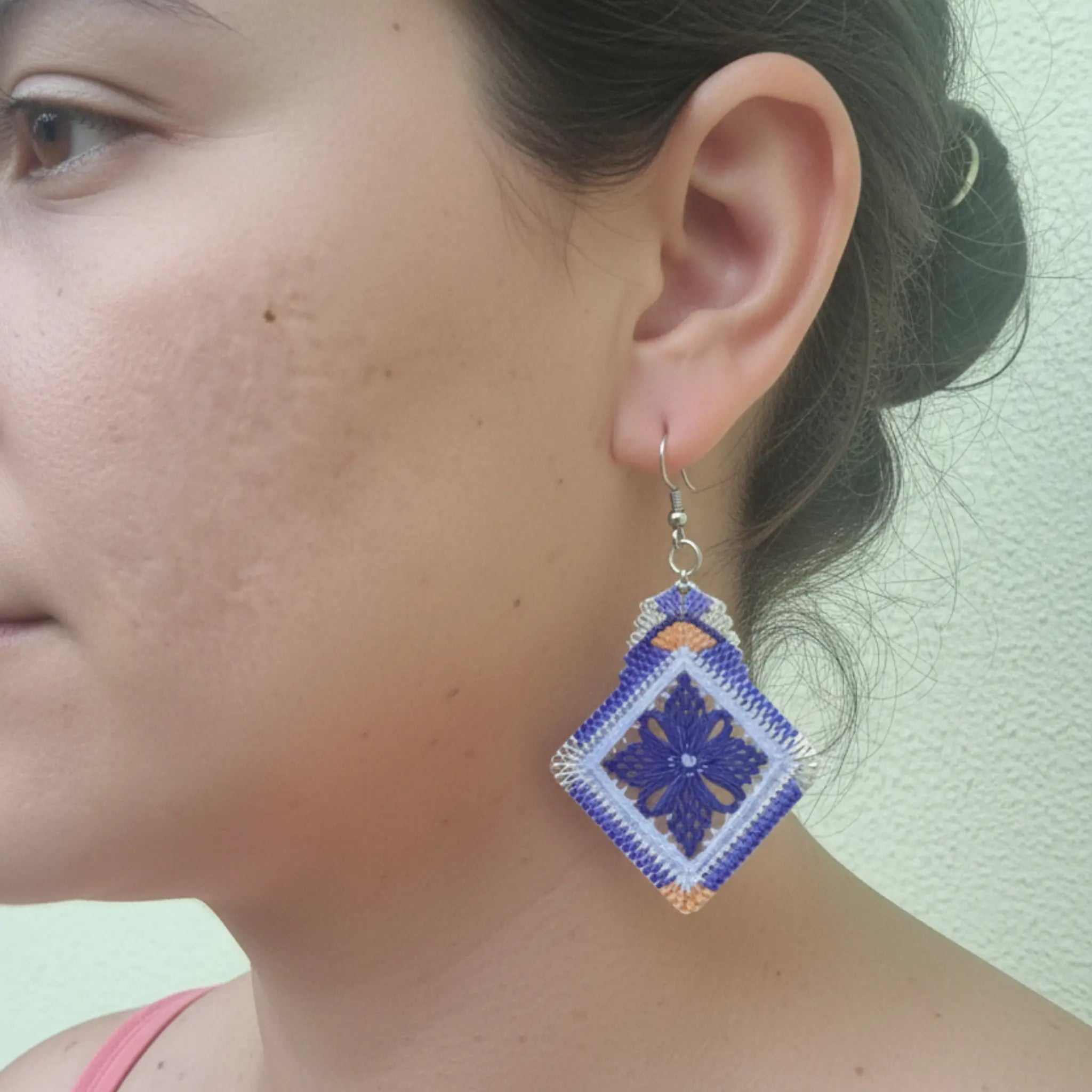 Boucles d'oreilles brodées - Motif fleur bleu roi brodandchic