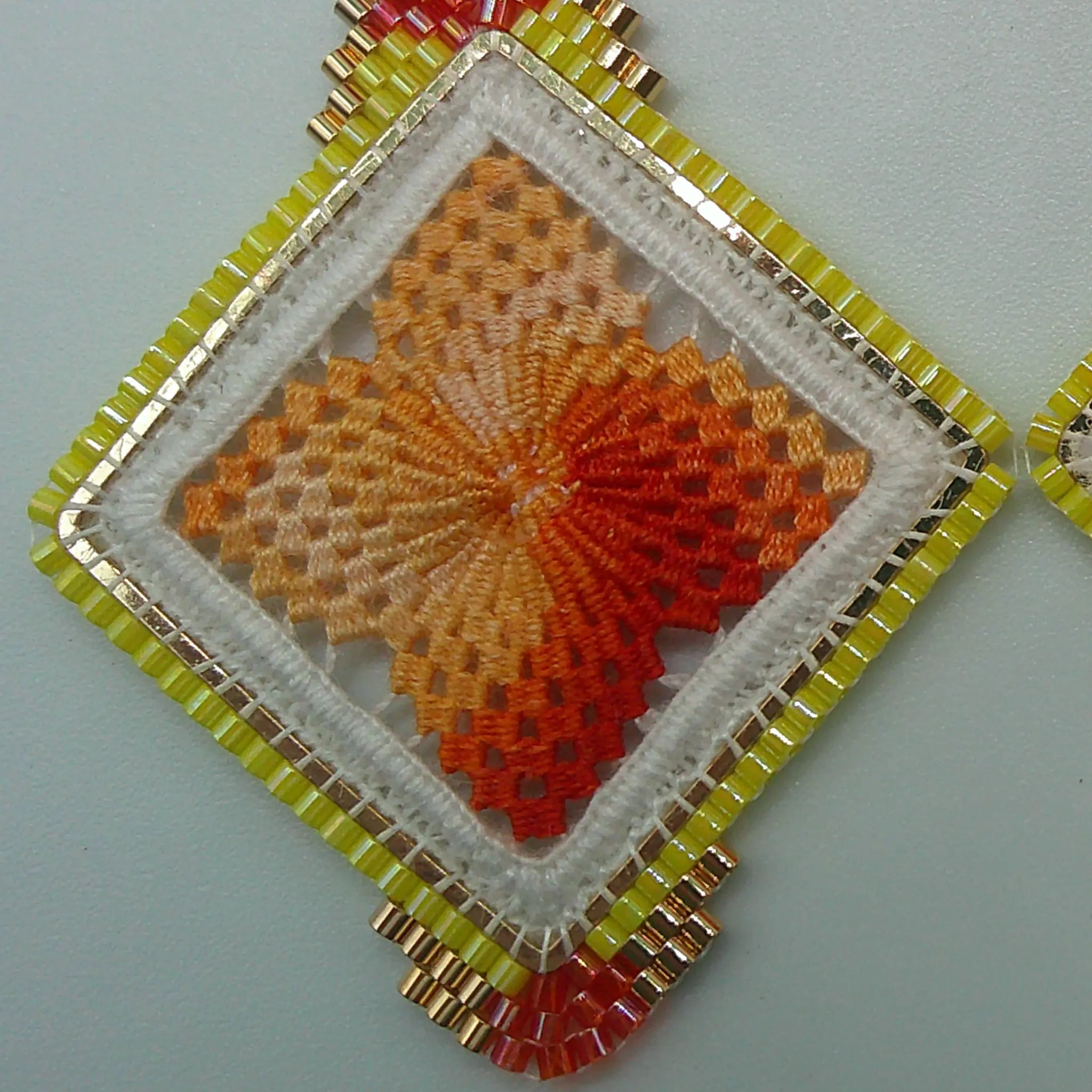 Boucles d'oreilles brodées - Motif fleur  orange dégradé brodandchic